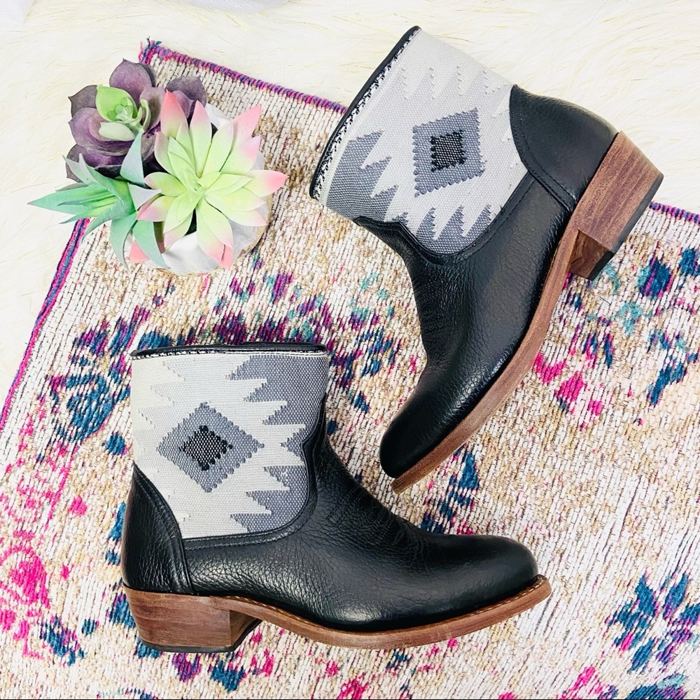 Anthropologie• Uxibal•black & gray short leather western booties size 6